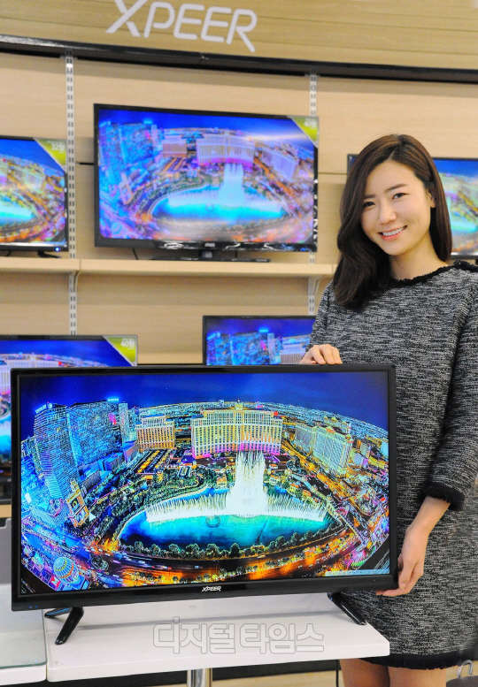 27일 홈플러스 영등포점에서 모델이 XPEER(엑스피어) 32형 LED TV를 선보이고 있다. 홈플러스는 내년 1월 10일까지 전국 141개 점포에서 XPEER 32형 LED TV를 행사 카드로 결제 시 50% 할인해 19만9000원에 선보인다. 홈플러스 제공